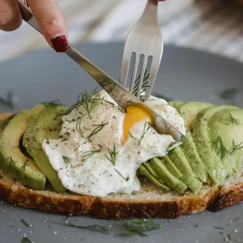牛油果吐司配水波蛋